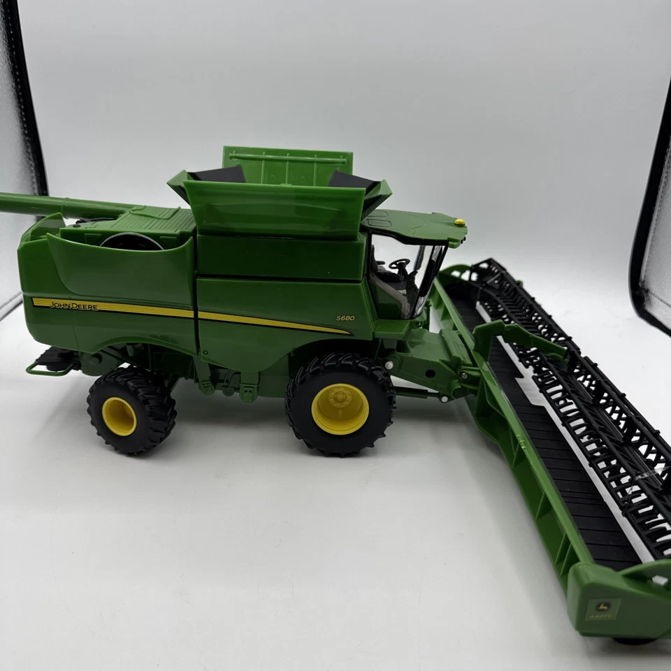 John Deere S680 Green Combine Harvester Tractor 1/32 Plastic ERTL Toy Medium - Image 3 of 4