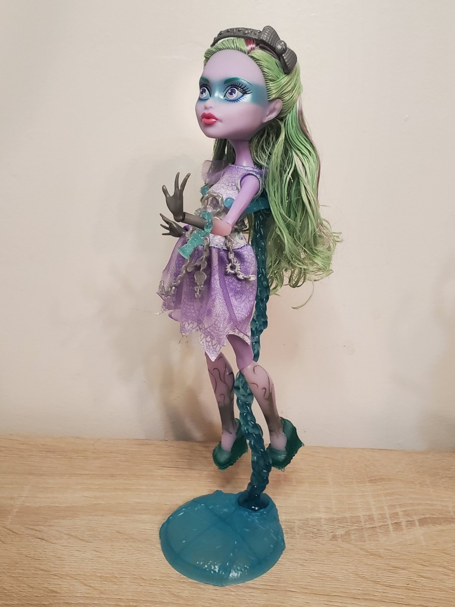 Monster High Haunted Getting Ghostly Twyla with accesories and