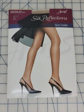 vintage Hanes SILK REFLECTIONS silky sheer pantyhose hosiery 718 Nude CD