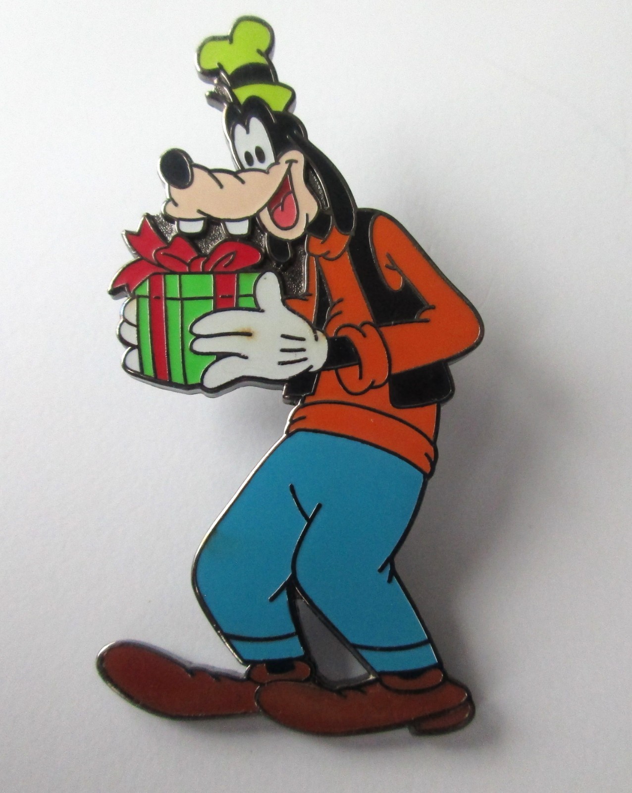 Disney Pin GOOFY WITH PRESENT holiday christmas 2007