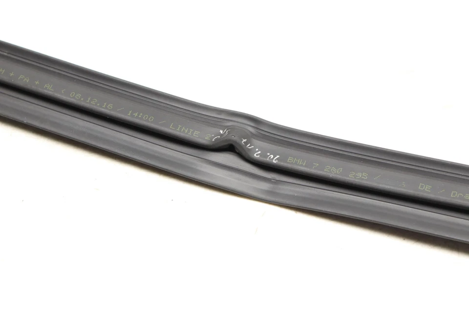 2014-2016 BMW 428I XDRIVE - REAR LEFT Quarter Panel Window SLOT SEAL / TRIM - Image 3 of 4