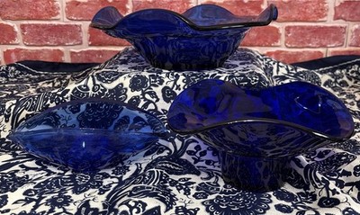 Ausgefallene Vintage Gruppe von 3 tiefblauen Glas mundgeblasen Studio Kunst Schalen