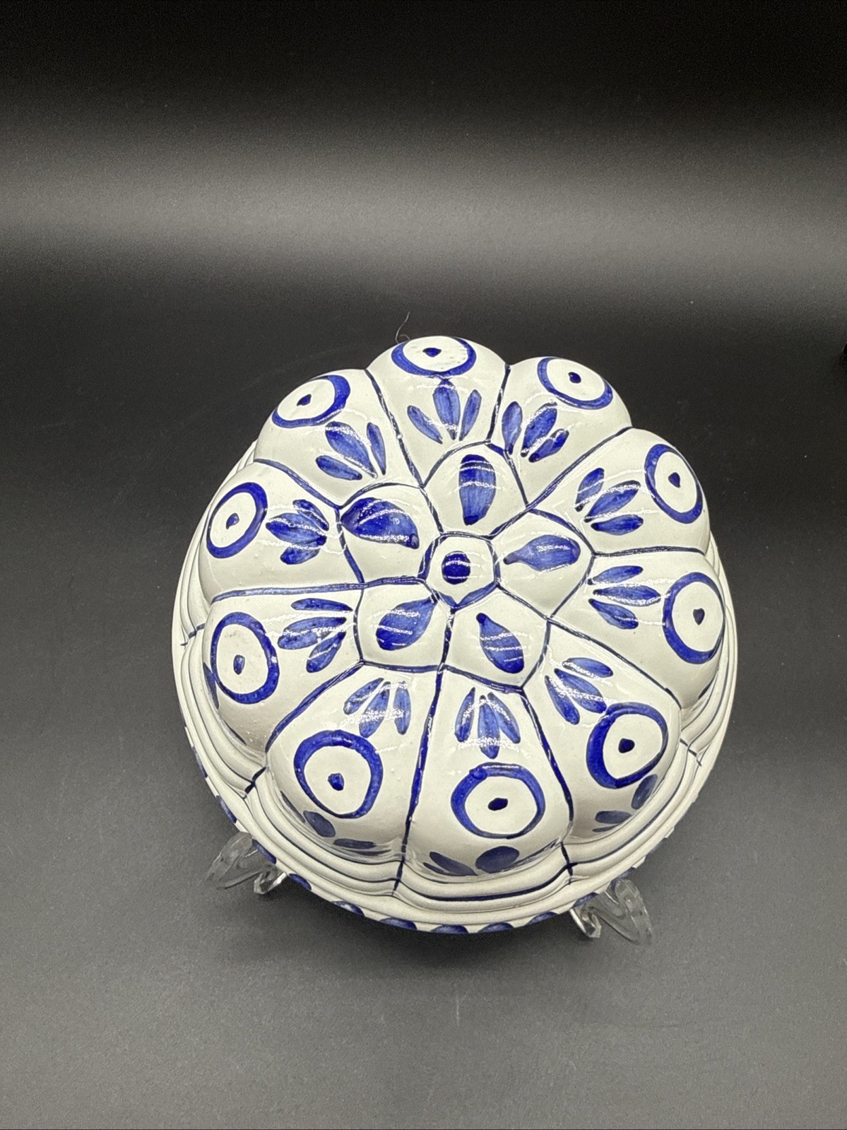 Ceramic decorative mold in blue and white with floral pattern, Italian style