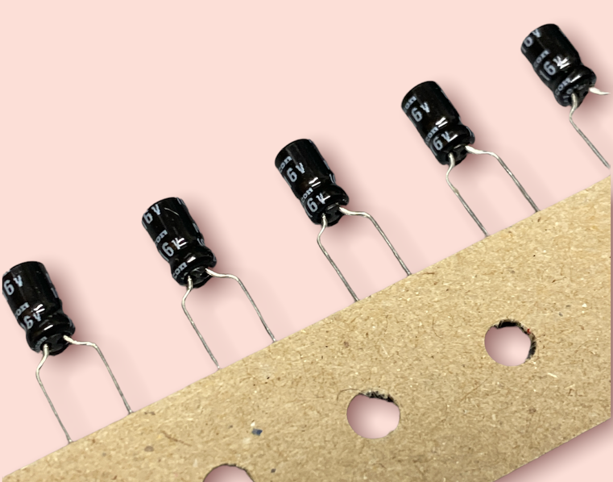 Capacitor Eletrolítico 10uF (mF) 350v 105ºC - Achei Componentes