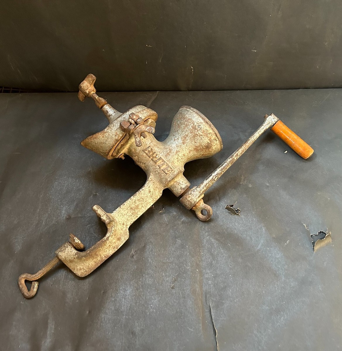 RARE OLD VINTAGE BRITE CAST IRON MANUAL COFFEE /JUICER / GRINDER