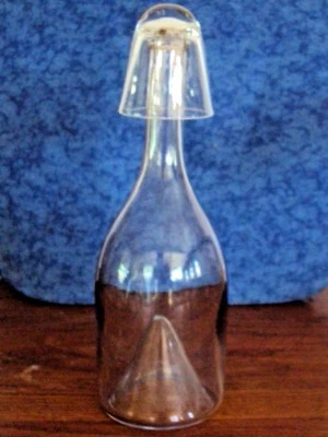 Ancienne bouteille en verre soufflée avec son gobelet bouchon - Photo 1/4