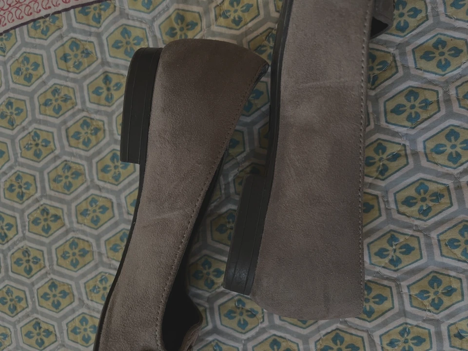 Rock & Republic Mujer Talla US 5.5 Gris Imitación Gamuza/Cráneos Joyas Sin Cordones Plano Foto 4 de 4