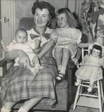 1951 Press Photo Mrs. John J. Swift with Children in Glens Falls - tuw07113