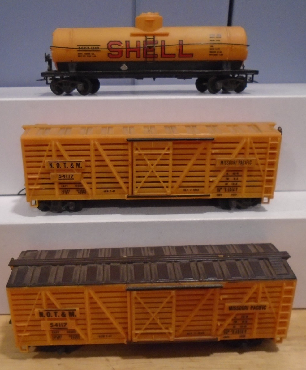 3 Vintage Mantua Ho Scale Freight Cars Metal Base And Trucks Loop Style Couplers