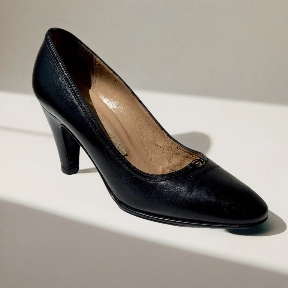 🚨Extremadamente Raro Gucci Vintage AW 1985 Cuero Negro Dorado Logo Tacones Talla 34.5 B Foto 4 de 4