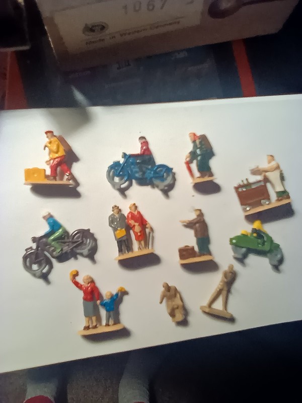 11 ho ? people figures i got in germany in 1961 ho 🏃🚶🕴💃🕺👯 bicycles