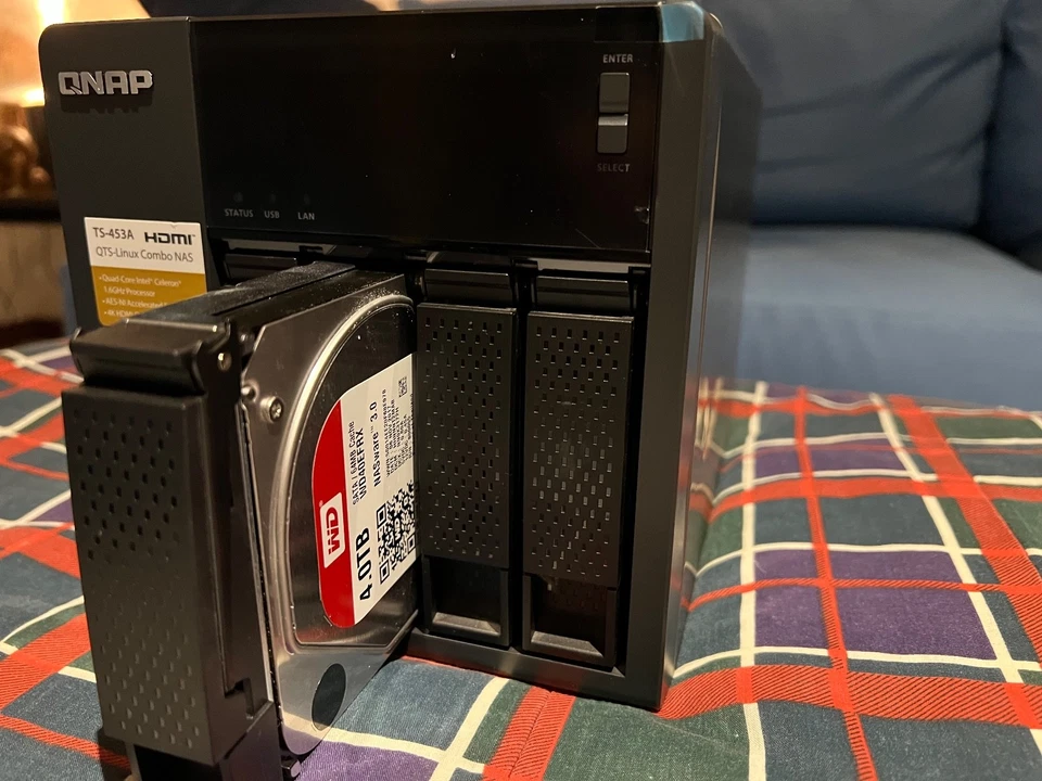 Nas QNAP TS-453A 8GB 16 TB (4hdd wd red plus 4TB) - Immagine 2 di 2