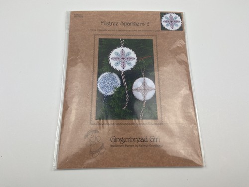 Brilas de filigrana de pan de jengibre niña 2 adornos patrón de punta de aguja - Imagen 1 de 3