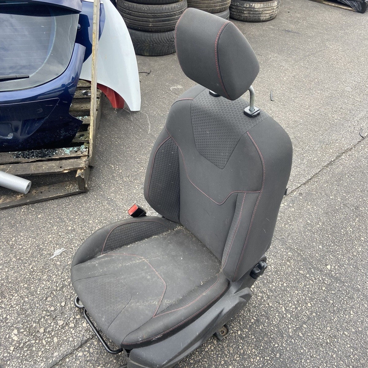 FORD FOCUS MK3 ZETEC S FRONT PASSENGER CLOTH SEAT (RED STITCH