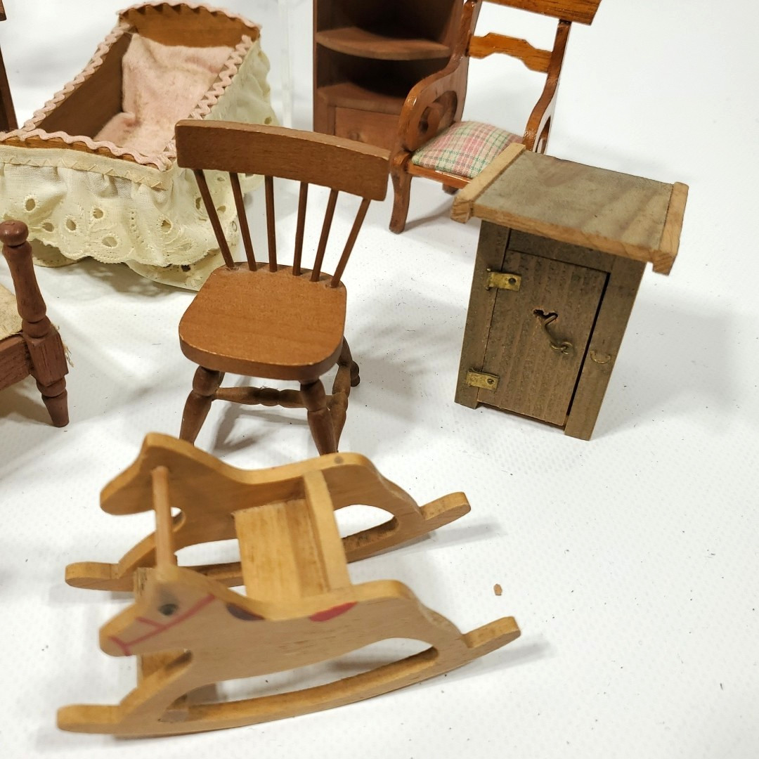 16pc Vintage Unbranded Mixed Dollhouse Wood Furniture Lot Miniature. None Broken