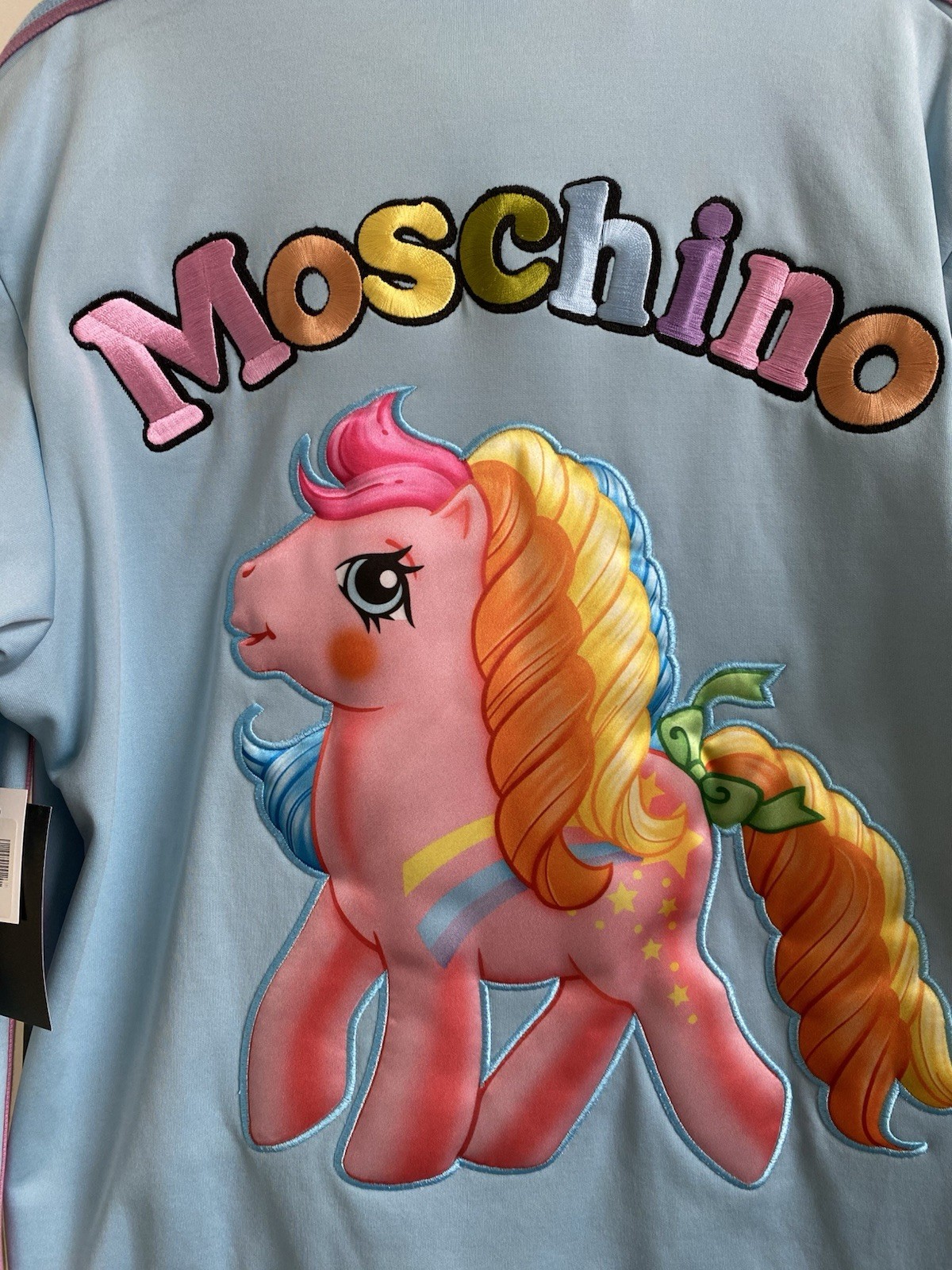 Giacca Moschino My Little Pony da passerella con etichette