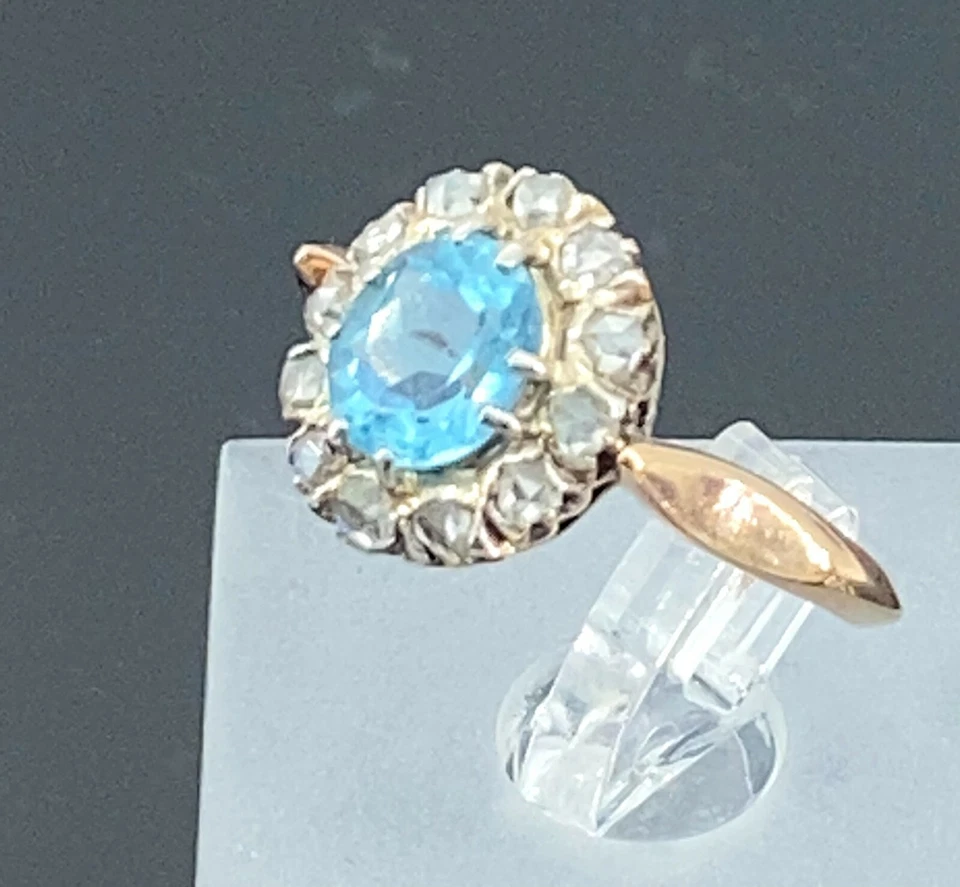 КРАСОЧНОЕ И ЯРКОЕ КОЛЬЦО. С АКВАМАРИНОМ И БРИЛЛИАНТАМИ В ЖЕЛТОМ ЗОЛОТЕ 18K - Изображение 2 из 4