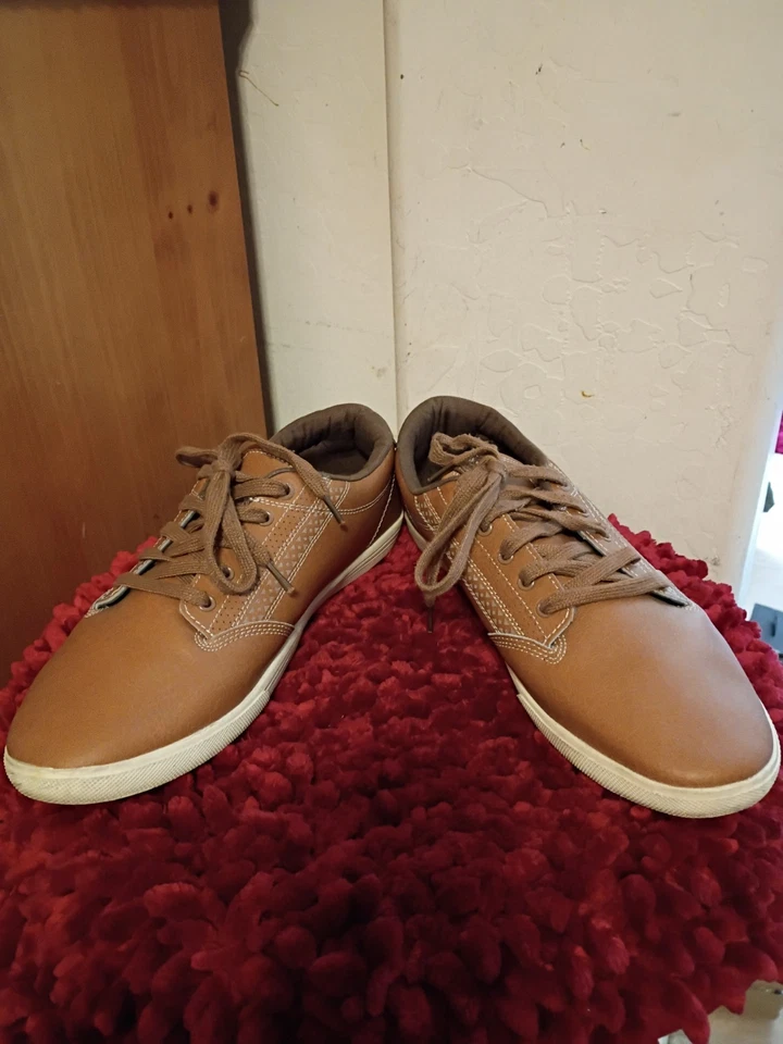 Globe Australia Sneakers Size 12 Beige Leather Lace Up - Image 2 of 4