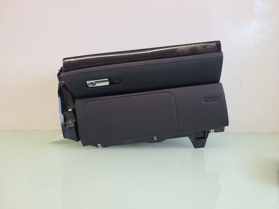 SL550     2019 Glove Box 582121 - Image 2 of 4