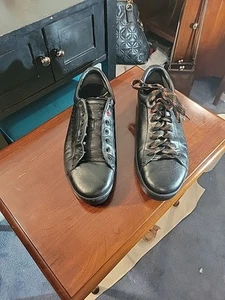 Baskets basses Gucci noir perforé GG cuir gaufré As pointure 42