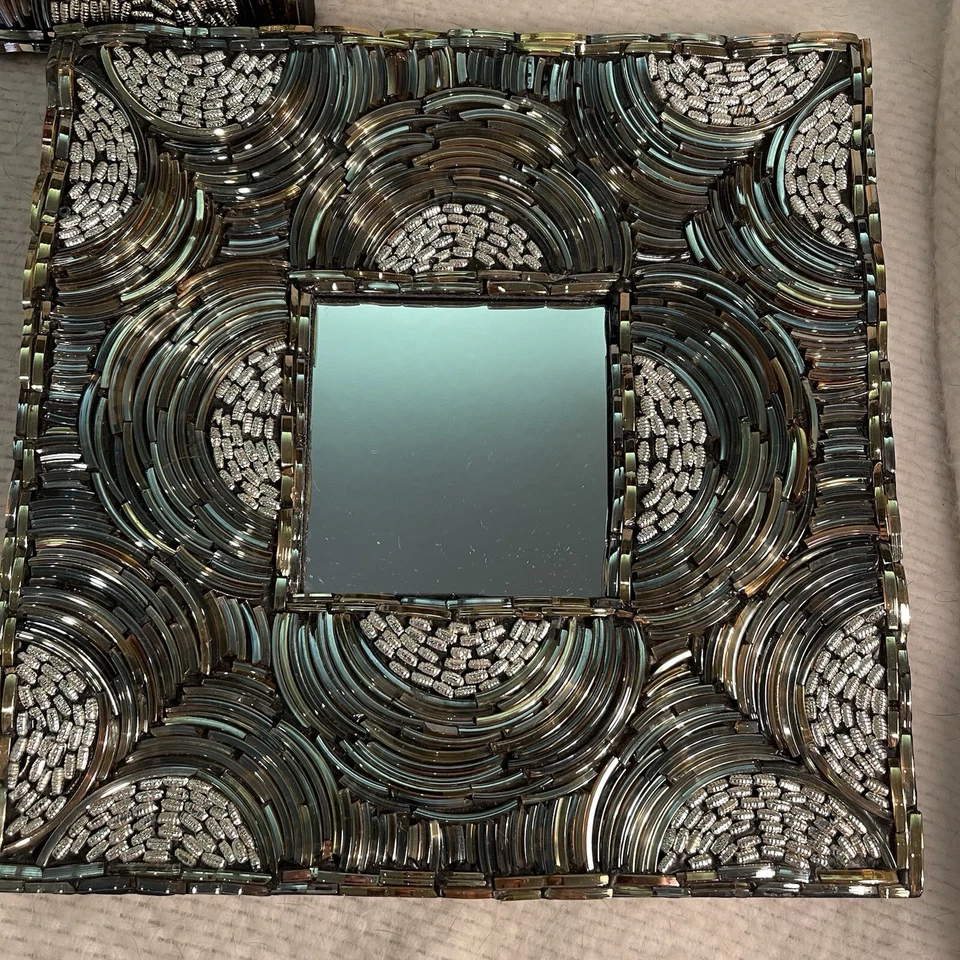 Juego de 2 brazaletes y cuentas de vidrio con marco cuadrado Two’s Company Foto 2 de 4