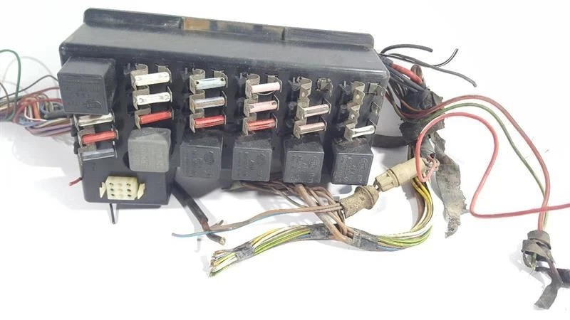 Caja de fusibles debajo del capó OEM 1979 BMW 320I Foto 3 de 4