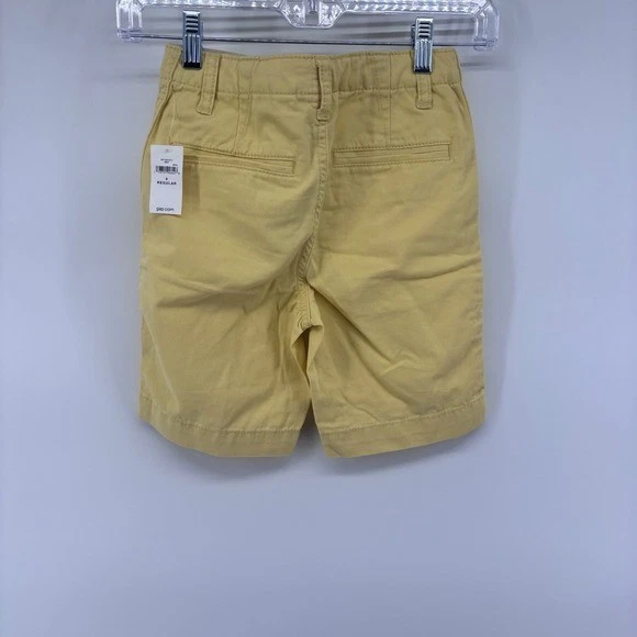 Pantalones Cortos Informales GAP Niños Sarga Amarilla Frente Plano Calce Regular Foto 3 de 4