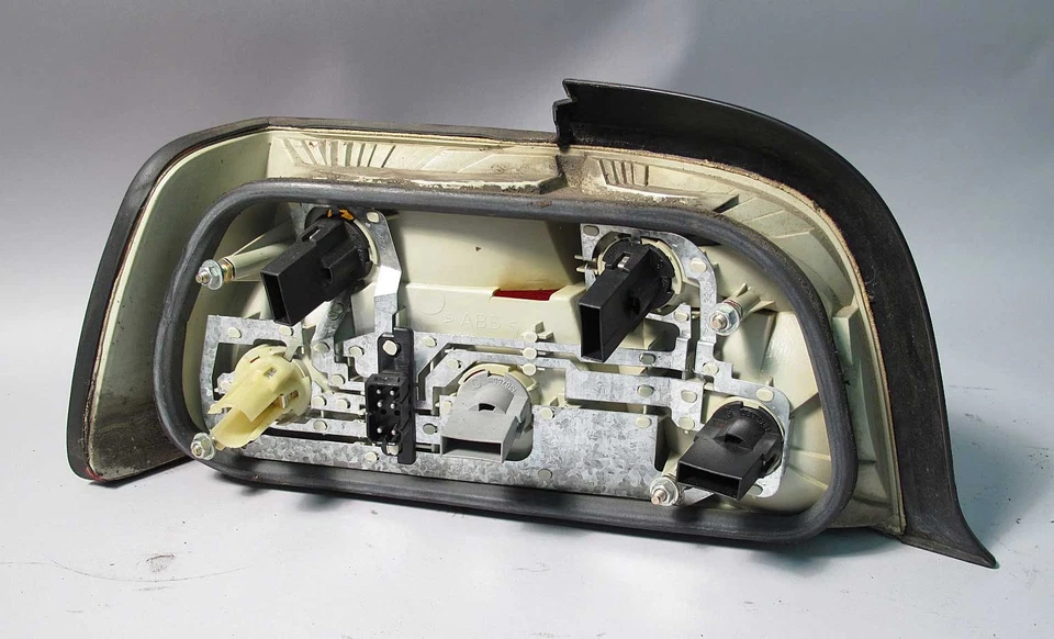 Luz trasera derecha pasajero BMW E36 1992-1999 serie 3 2 puertas 6 cilindros OEM USADA Foto 3 de 3