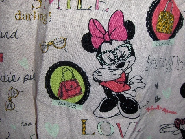 Disney - Minnie Mouse look at me smile scrub top - Small - Image 2 of 3