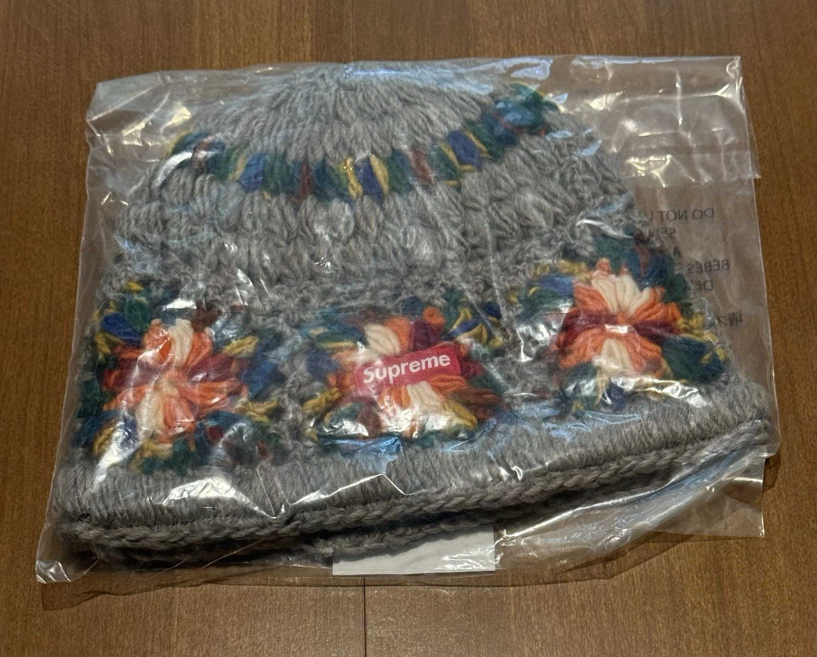 Bonnet Supreme Crochet Gris SS25 Tricoté Main Laine Boîte Logo