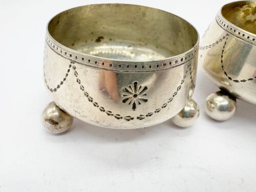 ANTIQUE / VINTAGE PAIR OF SILVERPLATE FOOTED SALTS CELLARS MUSTARD POTS TABLE - Picture 3 of 9