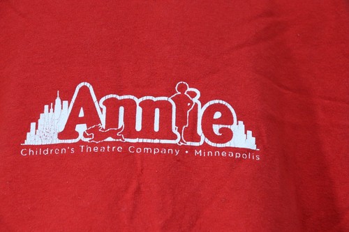 Gildan Youth Annie Theatre Company Minneapolis Red Short Sleeve T-Shirt Small - Picture 2 of 3