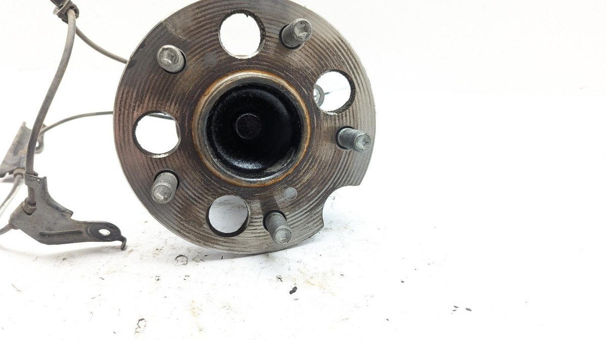 TOYOTA NOAH VOXY MK3 R80 2014 - 2022 LEFT REAR HUB STUB AXLE