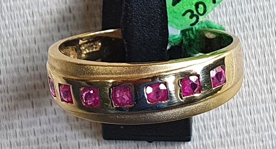 SORTIJA ORO AMARILLO DE 18 QUILATES CON RUBIES y CIRCONITAS. Peso 2,60 gr.