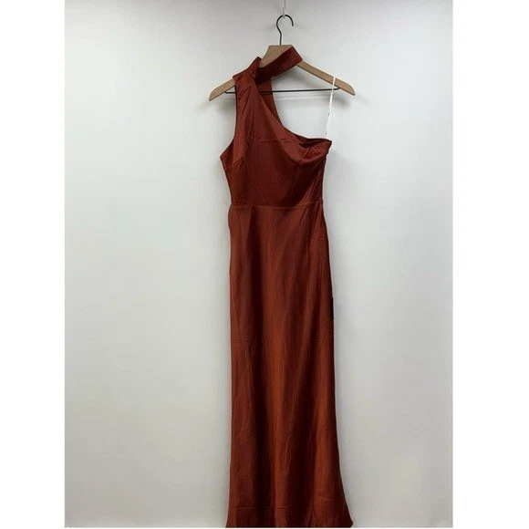 Nuevo con etiquetas Maxi Vestido Lulu's Intriguing Essence Satinado Asimétrico Un Hombro Óxido XS Foto 4 de 4