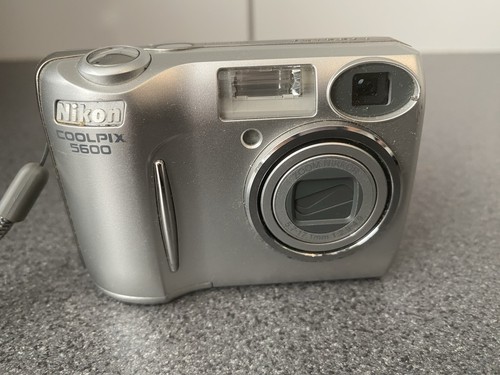 NIKON COOLPIX 5600 Compact Digital Camera with Original Case Great Condition