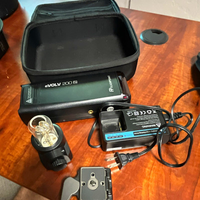 Flashpoint eVOLV 200 r2 Portable TTL Flash Kit w/ Case & Charger/Adapter