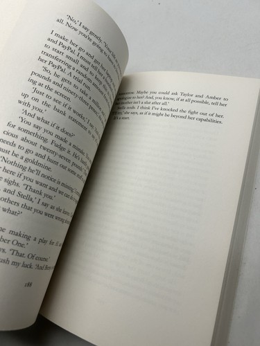 Queen Bee by Jane Fallon Sharp Witty Novel of Suburbia and Revenge - Picture 12 of 16