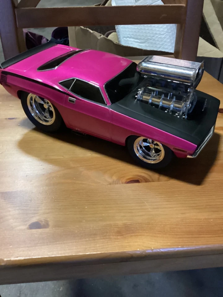 Muscle Machines 1/18 比例模型-1970 年普利茅斯库达-粉红色 状况完好 — 第 3/4 张图片