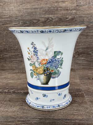 Beautiful VTG Academie de Porcelaine/ Peint A La Main Floral Cachepot/Vase