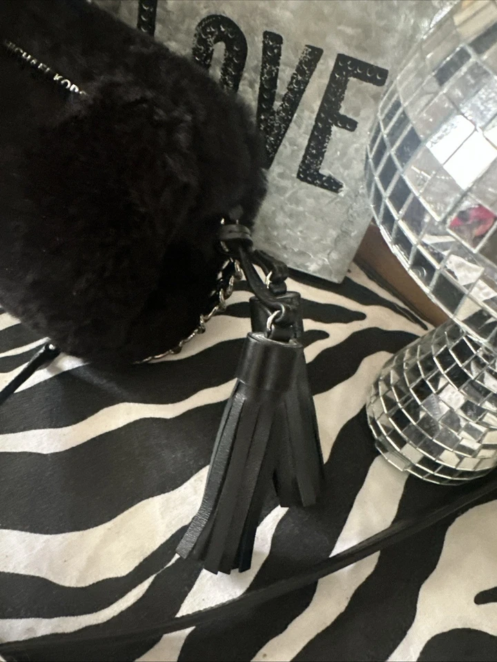 Bandolera Michael Kors Negra Imitación Piel Logo Borlas Pequeña/Mini Cremallera Usada en Excelente Condición-Como Nueva Foto 3 de 4