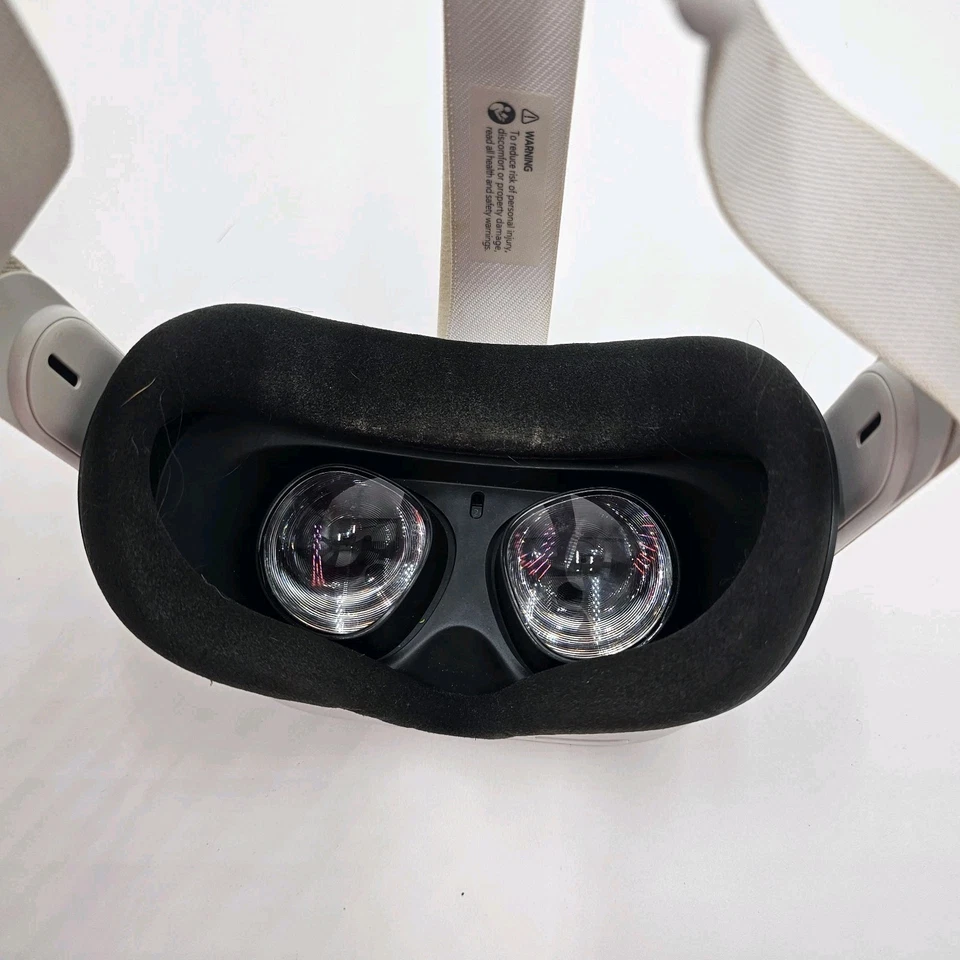 Oculus Quest 2 VR Headset Works No Charging Cord - Image 2 of 4