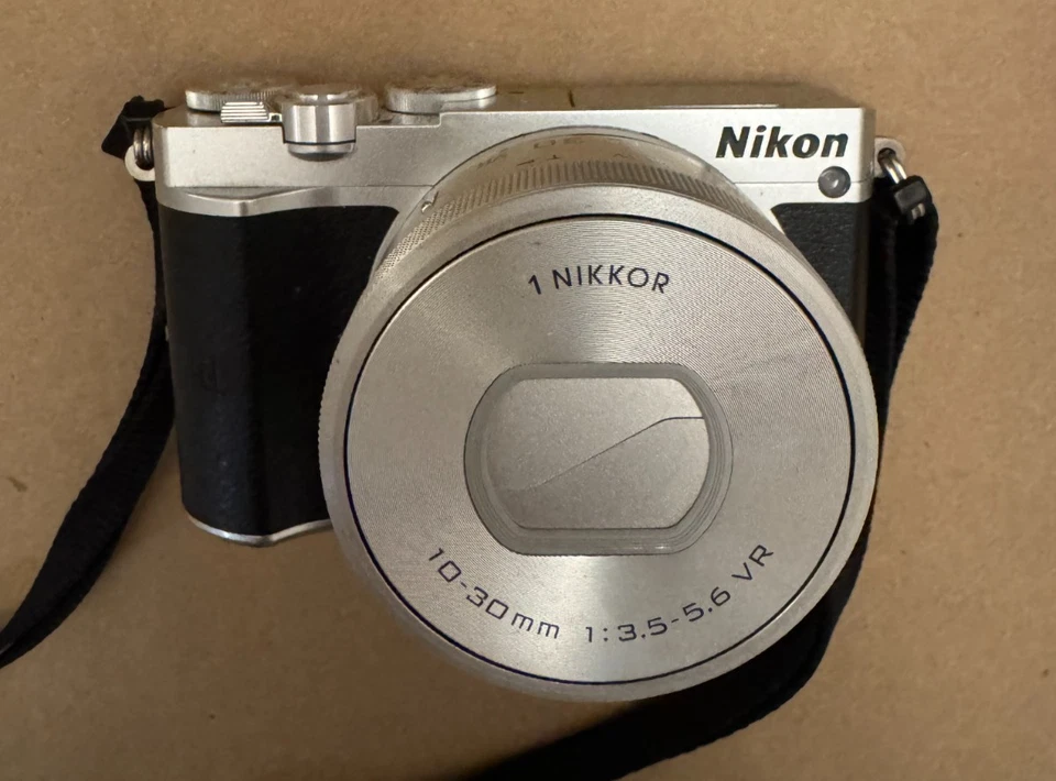 Cámara digital Nikon 1 J5 plateada 20,8 MP sin espejo con lente PD-ZOOM de 10-30 mm - USADA Foto 2 de 4