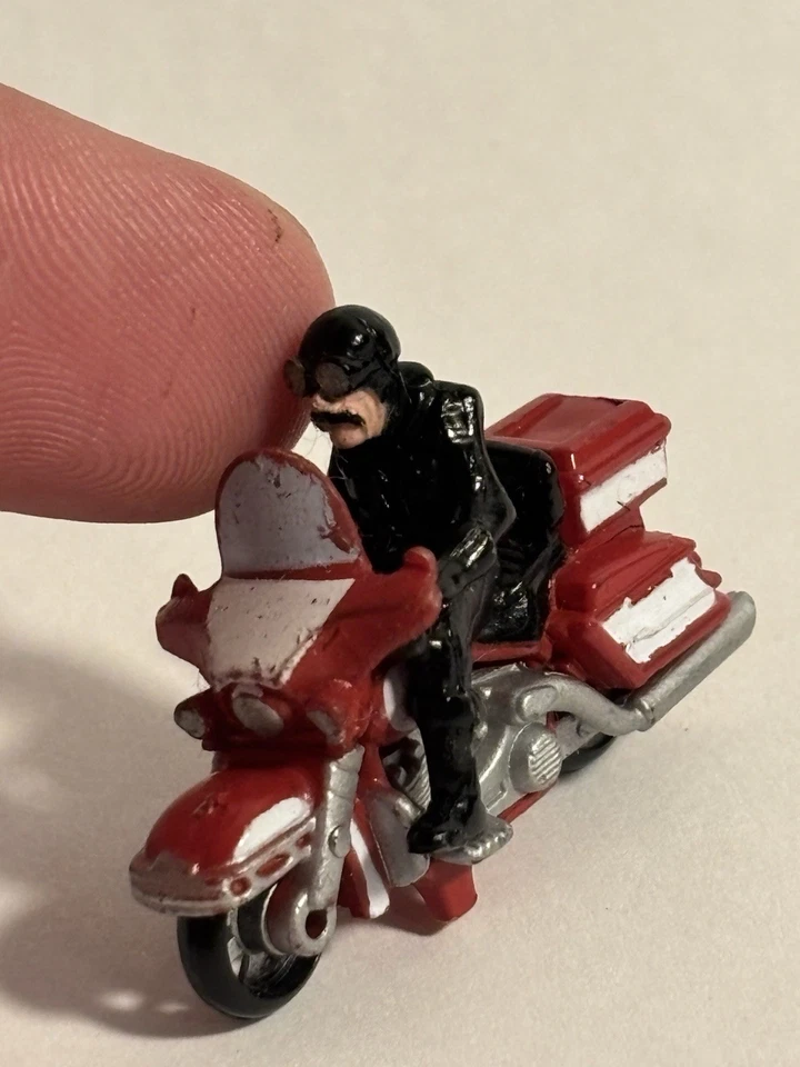 20 世纪 90 年代老式微型机器哈雷戴维森红色白色男子骑摩托车 — 第 3/4 张图片