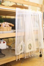 Tenda per porta in pizzo bianco con perline di cristallo rosa