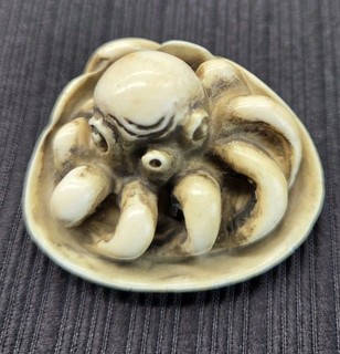 Vintage Japanese Hand Carved Octopus In Clam Shell Netsuke Button Undamaged
