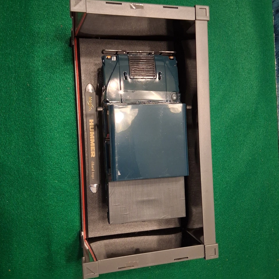 Maisto Special Edition Blue Hummer Hard Top 1:18 Scale Diecast - Image 4 of 4