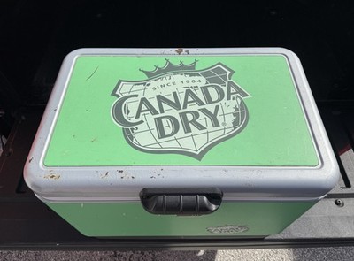 ソービーイット アメリカ  Cold!!⭕️セール Vintage Canada Dry Soda Coleman 6150 Green Advertising Latching