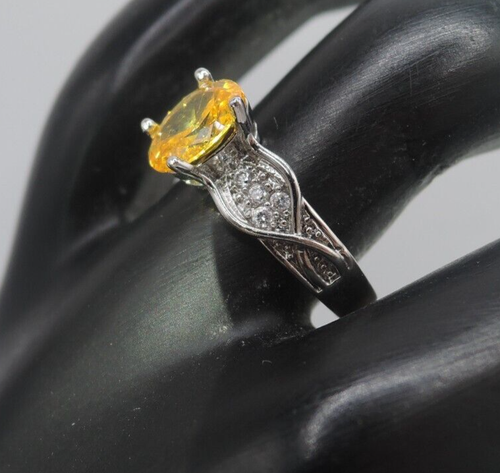 Anello firmato "JS" tono argento con vetro giallo e piccoli accenti di diamanti, anni '90 - Foto 5 di 5