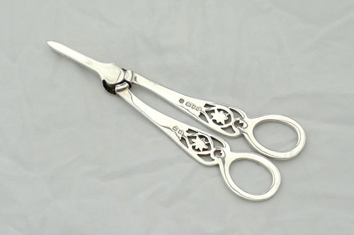 RARE PAIR OF QUEEN ELIZABETH II HM STERLING SILVER GRAPE SCISSORS - Picture 3 of 12